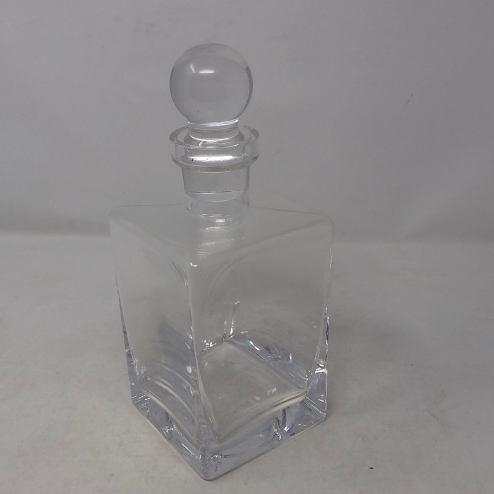 Glass Squared Body and Rounded Topper Decanter